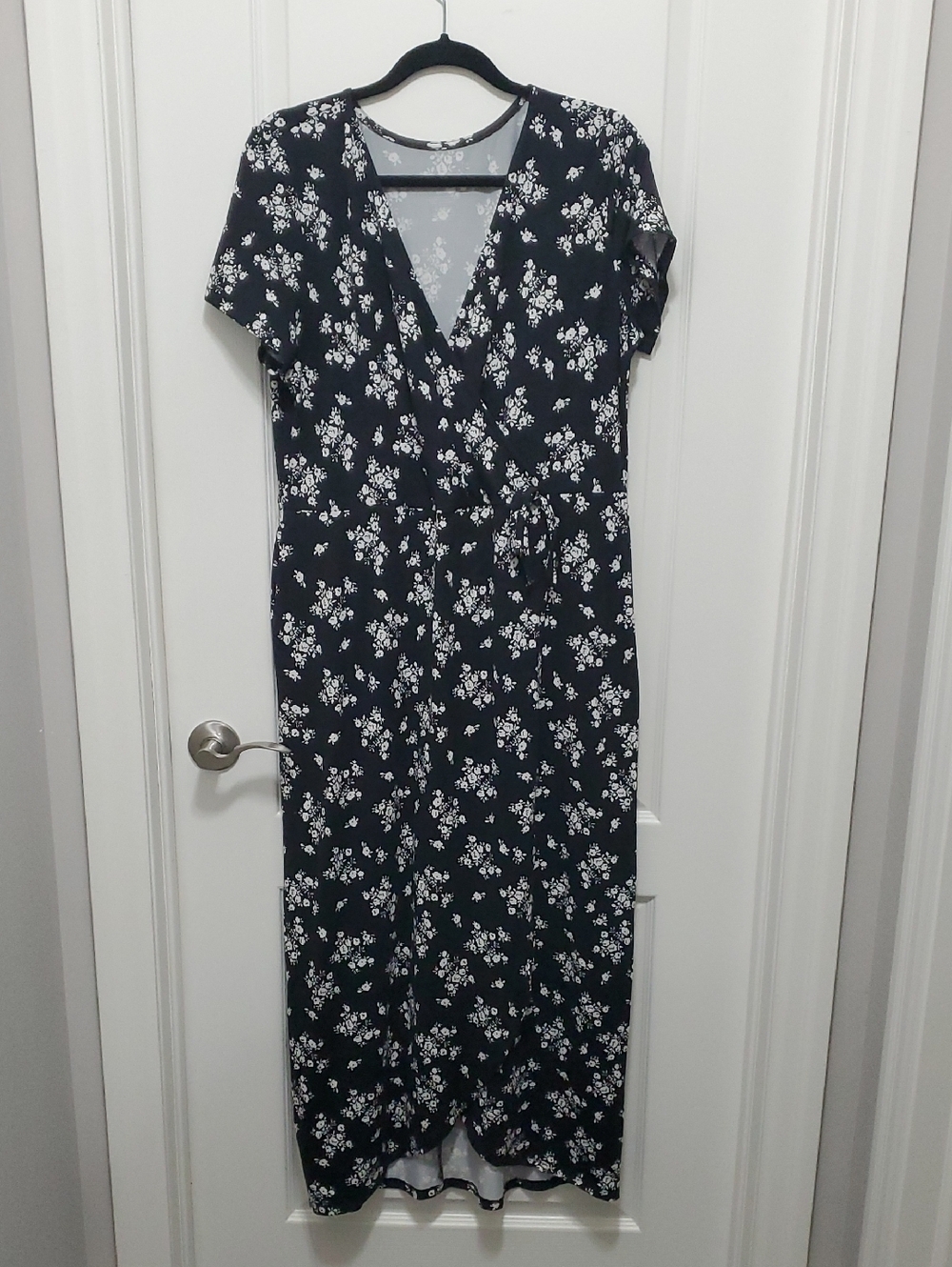 Women's Black and White Floral V-Neck Maxi Dress
